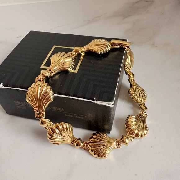 Vintage Avon Seashell Bracelet & Clip Earrings Set Gold Pearl Accent NIB 351 - Picture 10 of 16